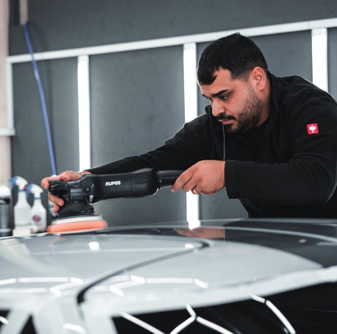 Gianluca Colalongo bei der Lackaufbereitung, GLANZWERK Paderborn
