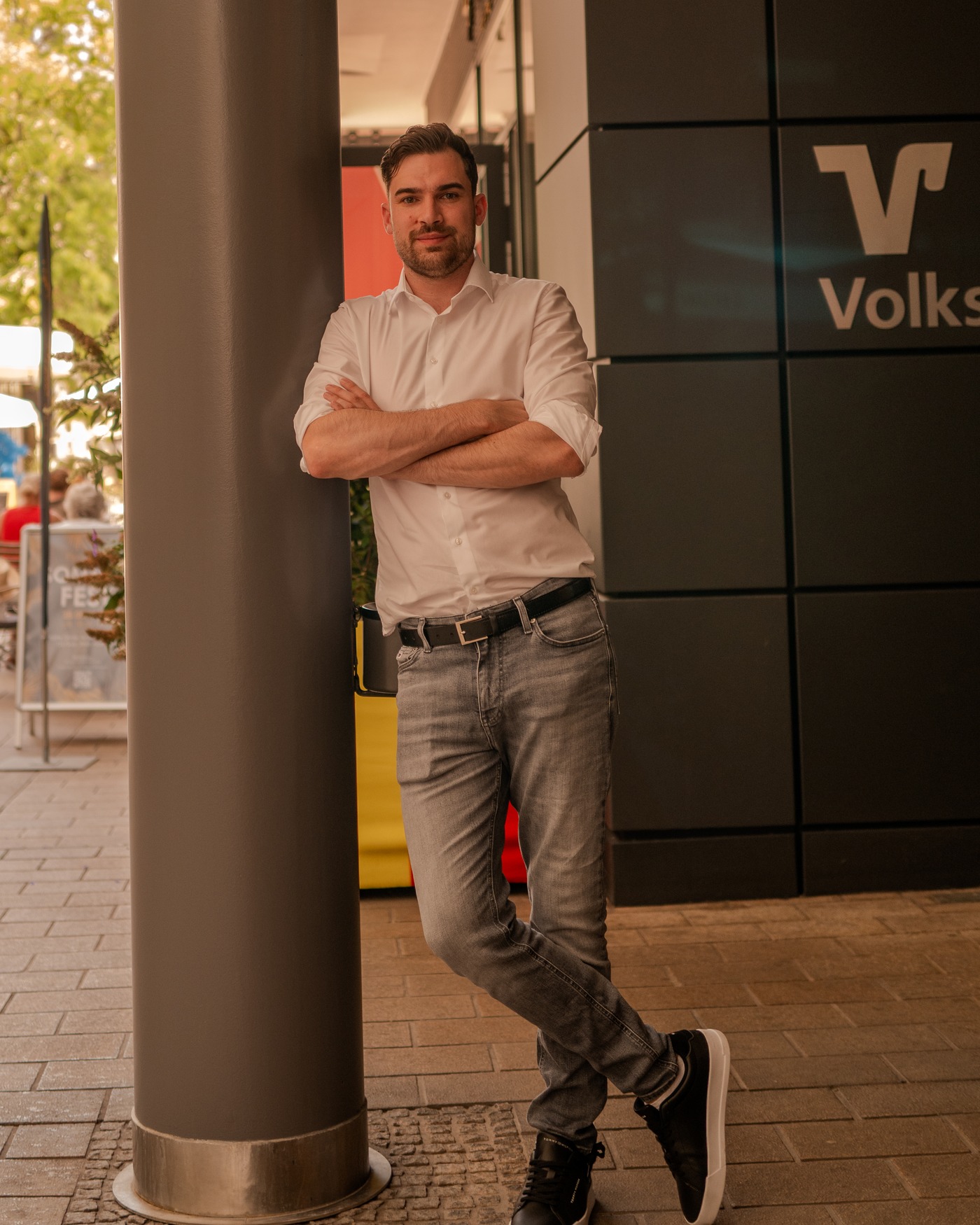 Lukas Masurek vor einer Volksbank-Filiale
